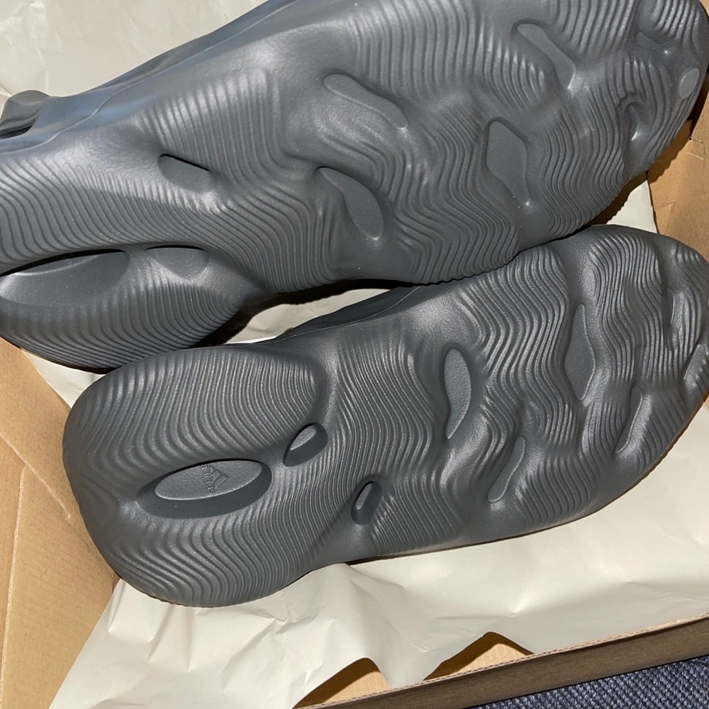 Yeezy Foam Runner Carbon - Picture 6 of 6